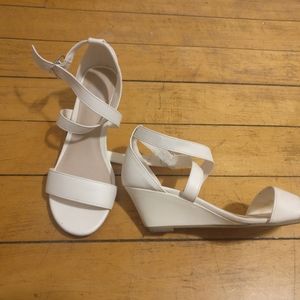 Like new white shoes sz 5